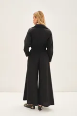 Pantalon de corte recto y amplio, confeccionado en algodon. Presenta pinzas en el delantero, bolsillos laterales y un lazo ajustable en la cintura con elastico en la parte trasera para un mejor calce.