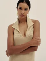 Vestido midi negro de punto con cuello halter y espalda descubierta.