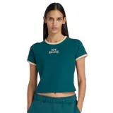 Remera New Balance ringer color verde oscuro con detalles en beige en el cuello y los puños, manga corta, calce al cuerpo y bordado frontal con el logo de la marca.