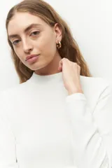 Polera de tejido de punto color rojo con cuello alto.