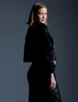 Chaqueta crop de piel sintética, marca Joseph A., con diseño de textura acanalada, manga larga y abertura frontal.