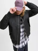 Campera bomber liviana de nylon color negro, con cuello estilo baseball, cierre frontal de doble dirección y puños acanalados.