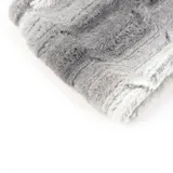 Bufanda tipo cuello infinito color gris confeccionada en tejido acrílico.