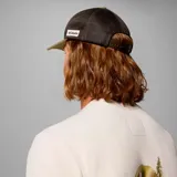 Gorra tipo trucker de Columbia, edición especial Star Wars, en color verde oliva con paneles traseros de malla marrón. Presenta un parche frontal con la insignia de la Alianza Rebelde y coordenadas, y una etiqueta lateral con el logo de la marca.