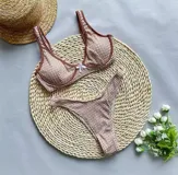 Conjunto de bikini con corpiño con aros y almohadillas desmontables, y bombacha semivedetina.