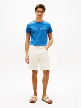 Remera azul de manga corta y cuello redondo, confeccionada en puro algodón, con el logo y el año de fundación de Tommy Hilfiger bordados en el pecho.