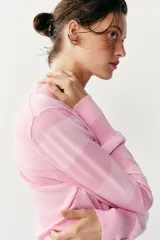 Chaqueta de punto de manga larga con diseño de rayas horizontales en tonos rosados, cuello solapa y cierre frontal con botones forrados a tono.