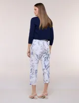 Cardigan tejido estilo bolero de color blanco, con mangas cortas y diseño frontal abierto.