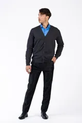 Cardigan azul marino de corte clásico, tejido con 95% algodón y 5% cashmere, con botones frontales y acabados finos en puños y cintura.