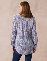 Camisa de mujer de rayón estampado, marca Grand & Greene. Tiene cuello con solapa, abertura central con botones y largo de espalda mayor al delantero.
