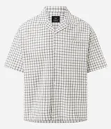 Camisa de manga corta para hombre con diseño boxy, confeccionada en tricolina de algodón con estampado de cuadros y textura sutil. Presenta cuello camisero, cierre frontal con botones y un bolsillo aplicado en el pecho.