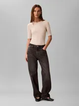 Remera Calvin Klein de corte ajustado confeccionada en mezcla de algodón y elastano. Presenta cuello redondo, mangas cortas y el logotipo de la marca estampado en el centro del pecho.