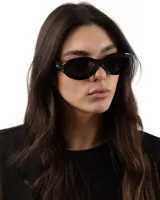 Lentes de sol negros con forma ovalada y patillas gruesas.