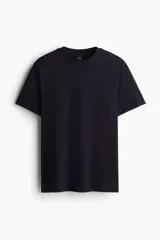 Remera de algodón color negro, con cuello redondo y mangas cortas, de corte estándar.