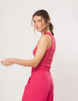 Pantalón de lino color naranja, de tiro alto y corte wide leg.