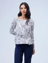 Blusa Zac & Rachel de gasa estampada en blanco y azul, con cintura elastizada y frunces. Mangas 3/4 fruncidas.
