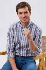 Camisa de manga larga de calce slim, con diseño a cuadros en tonos azul oscuro, verde y blanco. Presenta cuello camisero con botones y bolsillo ojal en el pecho con detalle bordado.