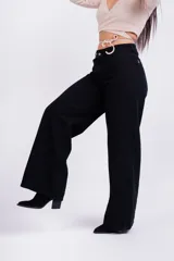 Pantalón negro de jean, corte wide leg.