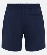 Bermuda de hombre, corte slim, color blanco con textura visible. Confeccionada principalmente en lino y algodón, con un pequeño porcentaje de elastano para mayor ajuste. Presenta cintura elástica y bolsillos laterales.