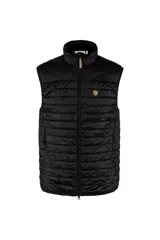 Chaleco acolchado negro con cuello alto y cierre frontal con cremallera. Tiene el logo de la marca bordado en el pecho.