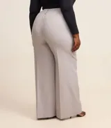 Pantalón wide leg color gris claro, de sastrería, con cintura con elástico trasero, trabillas y cierre por vista oculta.