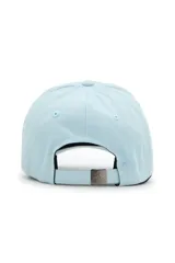 Gorra celeste de visera curva con el logo de un pingüino bordado en el frente.