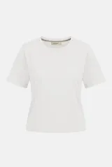 Remera blanca de manga corta y cuello redondo, con pequeño logo bordado en tono sobre tono en el borde inferior izquierdo.