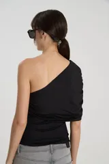 Top negro de jersey con elastano y acabado brillo, de corte ajustado al cuerpo y diseño de un solo hombro con frunces en los laterales.