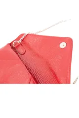 Sobre de fiesta tipo clutch en cuero charol color rojo, con diseño de solapa triangular y cierre magnético. Incluye una cadena metálica fina para llevar al hombro o como bolso de mano.