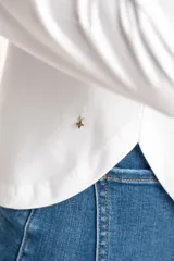 Remera de manga larga color negro, con escote redondo y calce ajustado al cuerpo.