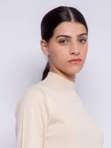 Polera negra de tejido de punto, manga larga y cuello alto.