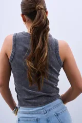 Musculosa de canalé gris con efecto acid wash, corte ajustado al cuerpo y cuello redondo.