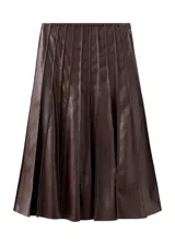 Falda midi plisada de cuero sintético en color marrón oscuro, con diseño acampanado y talle alto.