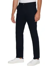 Pantalón chino azul marino de sarga en mezcla de algodón orgánico, corte regular, cierre de cremallera con botón y detalles distintivos de Tommy Hilfiger.