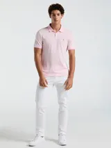 Polo rosa de piqué de algodón orgánico, corte recto y logo bordado en el pecho.