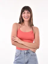 Body negro de breteles finos y corte ajustado.