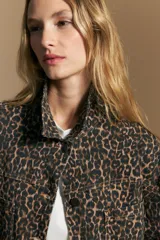 Sobrecamisa de corte relajado con estampado animal print, cuello camisero, cierre frontal con botones y bolsillos aplicados.