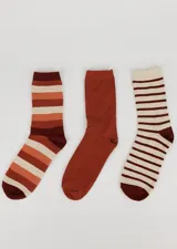 Pack de tres pares de medias de media caña con diseño a rayas horizontales en tonos marrones y beige.