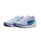 Championes de running Nike Air Zoom Pegasus 41, con diseño aerodinámico en tonos celestes y azules, suela blanca con tecnología de amortiguación y logo lateral en azul oscuro.