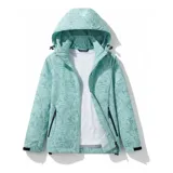 Campera cortaviento impermeable de la marca Uniteduy, color negro con estampado sutil de hojas. Cuenta con capucha, cierre frontal, tres bolsillos externos y uno interno. Es una prenda ultra liviana y transpirable, ideal para actividades al aire libre.