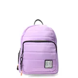 Mochila pequeña acolchada color lila con cierre superior y bolsillo frontal con cierre. Tiene asa de mano superior y correas traseras ajustables.