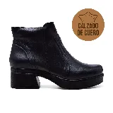 Bota corta de cuero negro con plataforma y taco cuadrado.