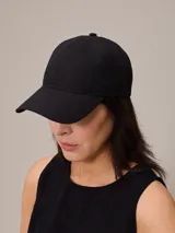 Gorro con visera de lino color negro, con logo bordado en el frente.