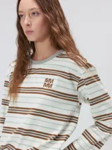 Remera de manga larga con diseño a rayas horizontales en tonos marrón, celeste y blanco. Presenta un calce holgado, cuello redondo a la base y logo bordado en el pecho.