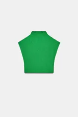 Chaleco de punto acanalado color verde brillante, con cuello alto y mangas sisa caídas.