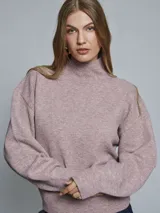 Sweater de tejido de punto con cuello alto tipo tortuga, de corte holgado y mangas largas con puños acanalados.