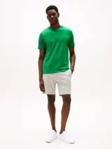 Remera verde de cuello redondo, confeccionada en algodón, con logo de Tommy Hilfiger bordado en el pecho.