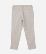 Pantalón masculino relaxed fit confeccionado en oxford de algodón, color beige, con trabillas en la cintura y cordón ajustable con lazo. Cuenta con bolsillos delanteros y traseros.