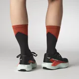 Championes de trail running Salomon DRX Defy Grvl, color negro con detalles en naranja y entresuela verde menta, diseñados con soporte y ligereza para correr en caminos de grava y asfalto.