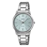 Reloj análogo Casio para mujer con caja y brazalete de acero inoxidable plateado. Presenta una esfera redonda color azul menta con marcadores de hora en números romanos (XII, IX, VI) y bastones. Indica resistencia al agua WR 50M.
